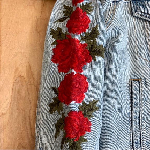 ✅SOLD Levi’s Sherpa Rose Embroidered Denim Jacket - Picture 4 of 8
